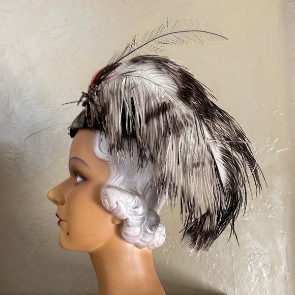 OUTSTANDING 1950's BLACK FELT PILLBOX - VELVETY LEAVES, VEILING & LARGE FEATHER - Picture 4 of 14